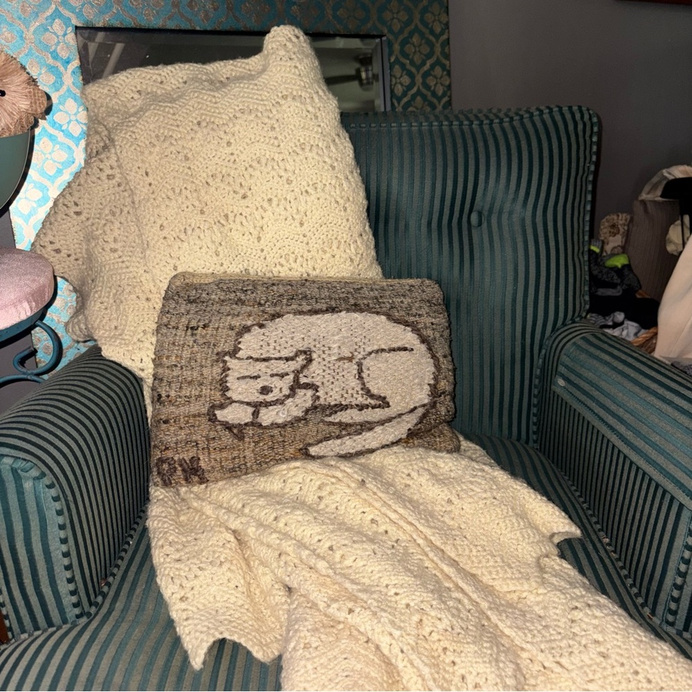Vintage cat woven/needlepoint#accentpillow #cottagecore#handmade#catlovers#cozy!